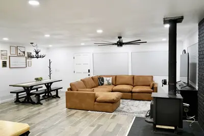Image de Modern Lakeside Family Fun Cabin