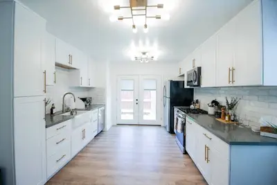 Image de Welcoming & Modern 3bd/2ba Home - Close to SpaceX, Lax, Beaches, & more!