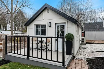 Image de Luxe Lodges on Lake Erie ~ Bunkie ~ Beach Access