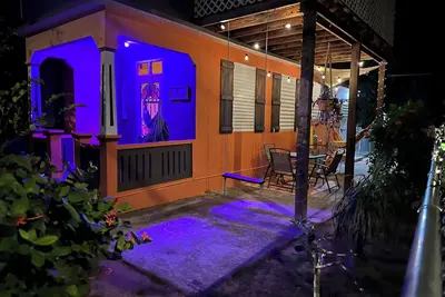 Image de Comfy 2 bedroom Rustic home with Full Ac - Wifi - Smart Tv Near Beach