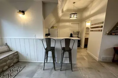 Image de Adorable spacious studio suite.
