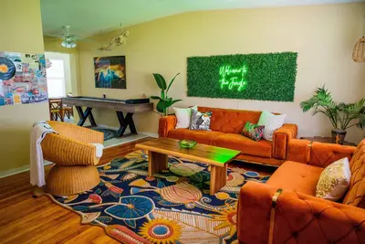 Image de Funky Beach Bungalow. Premier location! Coolest place in town.