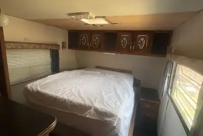 Image de Stationary camper with electric & water