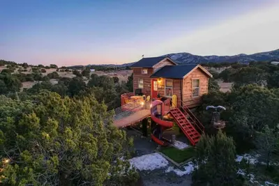 Image de Crow’s Nest Treehouse at El MĂstico Ranch