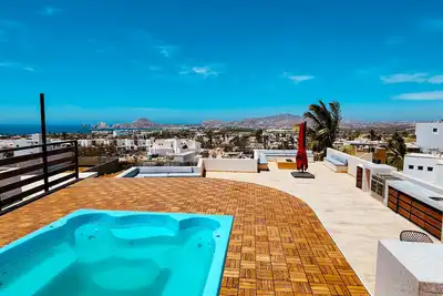 Waterview private home with pool & rooftop hot tub. 5 minutes to beach & Dt Cabo