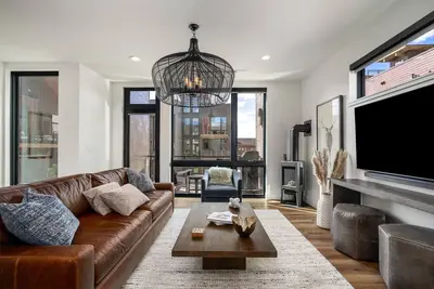 Image de Luxury Townhouse with Rooftop Deck & Hot Tub, Close to Skiing - Skyline Retreat