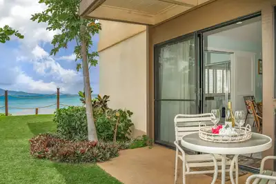 Image de Spacious ground floor corner condo with sea views