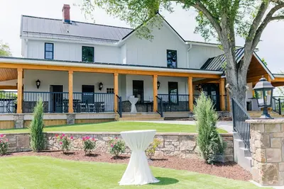 Image de 7 Bedrooms, 2 Houses all for 1 Price, 5 Br Large House & 2 Br Carriage House
