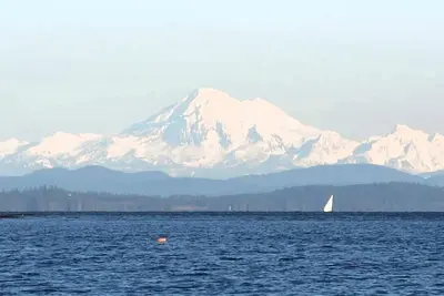 Image de Full advantage of 180 degree Panoramic view of Ocean & Mount Baker