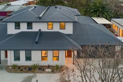 Image de Merchant's Court: Central 3 bedroom townhouse!