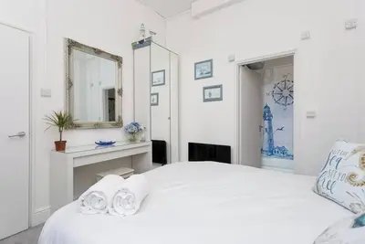 Image de Dockyard Dreams - Close to Gunwharf!