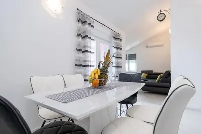 Image de Appartement de trois chambres avec la terrasse et la vue sur le mer Maslenica, Novigrad (A-21404-a)