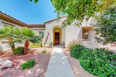 Image de Amazing home with fitness room, tennis court, hot tub, pool, kitchen, & patio