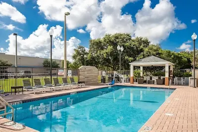 Image de The Doral District Delight! 4 Relaxing Units, Full Kitchen, Swimming Pool!