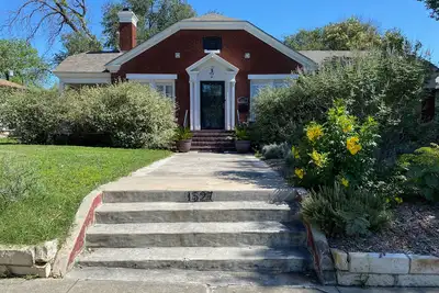 Image de Charming home with pool, enclosed yard, patio & great Woodlawn Lake location