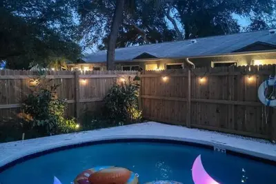 Image de Central Apt: Heated Pool, W\/D on site.