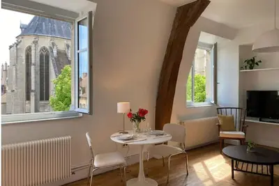 Image de Appartement au cœur de Dijon avec vue exceptionnelle sur l'église Saint-Michel.