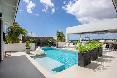 Image de une villa moderne pour 10 pers à distance de marche de la plage de Jan Thiel