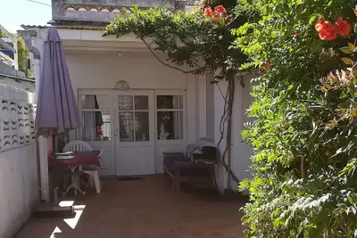 Image de petite maison de vacances avec extérieur, près de la plage