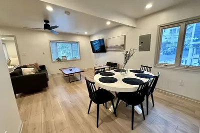 Image de Renno Modern 2-Bed w/ King Bed & Parking