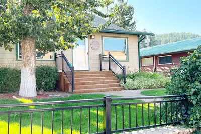 Image de Ideal downtown location with a hot tub! It's perfect for families + friends - min away from sites!