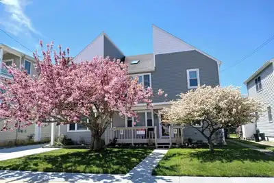 Image de New 1st floor Guest House only a few hundred yards to beach. Deck. Patio. Bbq