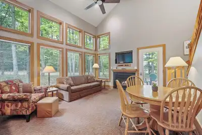 Image de 2 Br Loft | Ski in/Ski out | Sleeps 8 Guests | Gas Fireplace | Outdoor Patio