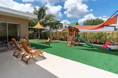 Image de Family friendly home with playground. 2 miles away from hard rock hotel casino