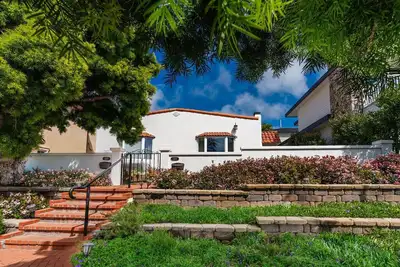 Image de Coastal Compound in Renowned La Jolla Village!