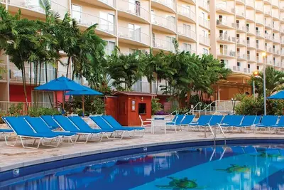 Image de Condo steps away from food & shops! 1 block from Waikiki Beach