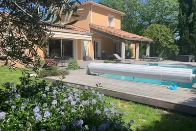 Image de Belle maison familiale avec jardin et piscine