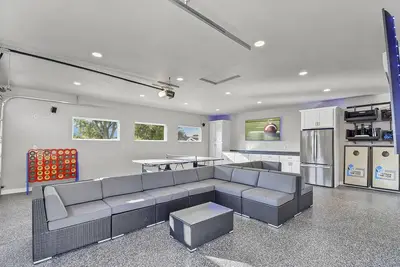 Image de Full Remodel, loaded Entertainment Garage! Steps to Lambeau, Titletown, Resch!