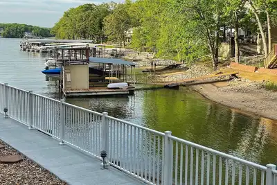 Image de Lakefront Condo with Pool! Edge of the cove! No Stairs Required!