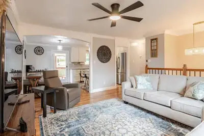 Image de Urban Oasis only 5 mins to Ut & Market Square with Private Backyard & Porch