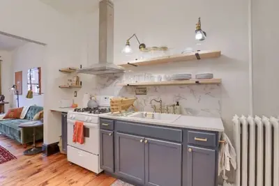 Historic charm: art-filled apartmnt centrally located in historic Lancaster city