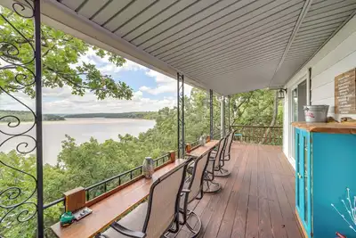 Image de Lakefront Canadian Gem: Hot Tub, Decks & Grills