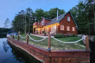 Image de Beautiful, newly updated lake house. Right on a gorgeous Loon Lake!