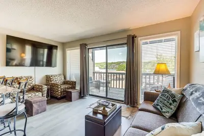 Image de Pool Access & Lake View: Osage Beach Condo!