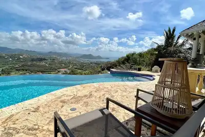 Image de The View has amazing vistas and an infinity pool