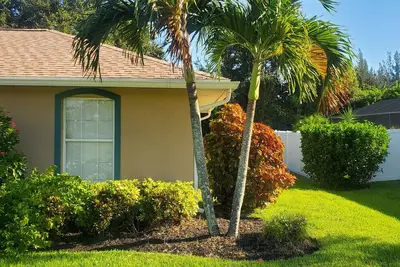 Image de Cozy home quiet area, short drive to the beach. Perfect for traveling nurse