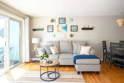 Image de Surfrider Getaway - Steps Away from the beach!