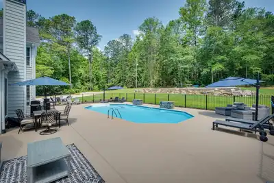 Image de Newnan Vacation Rental w\/ Pool & Pickleball Court!