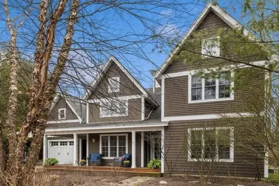Image de Modern Lakeshore Home! 2 minute drive to the beach! Community pool 3 houses away
