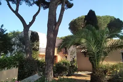 Image de Studio cabine avec jardin, piscine à côté du village naturiste