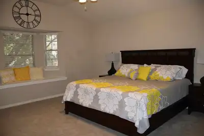 Image de Bumblebee Décor, 4 King Beds, near Bush\/Iah Airport