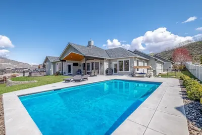 Prime views, private pool & spa, quiet, family\/ foodie paradise mins from Chelan