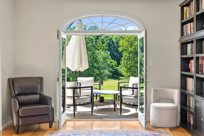 Image de 13-Acre Luxury Estate with Private Lake, Private Golf Range, Forest with Hiking