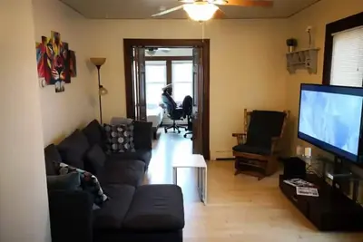 Image de Warm And Cozy 2br Upper - Near Brewers and Statefair