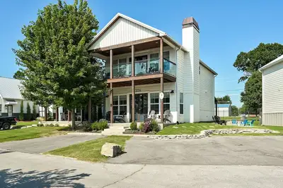 Image de New low prices! Hot tub, pool, boat docks!