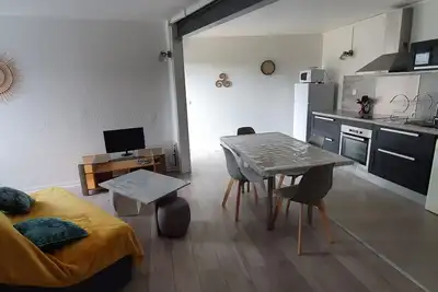 Image de Agréable Grand T2 Entièrement Aménagé 3minutes de la mer